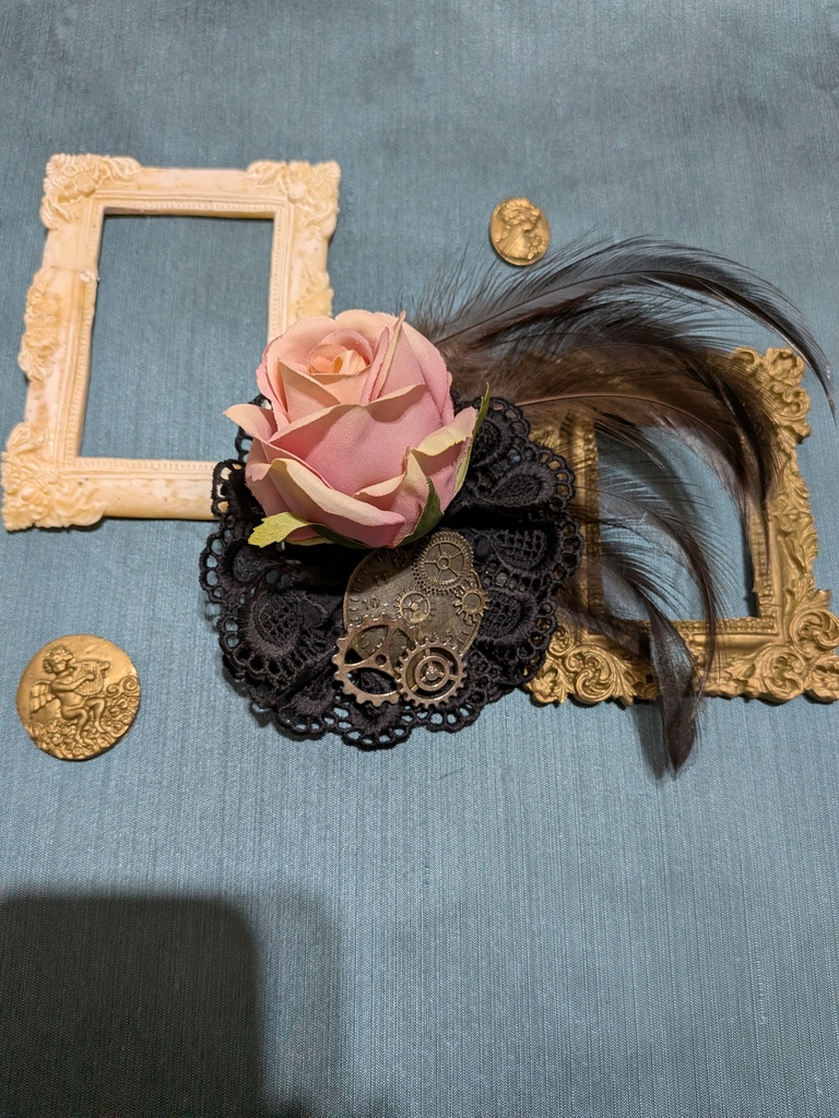 難あり。時計と薔薇のコサージュ。