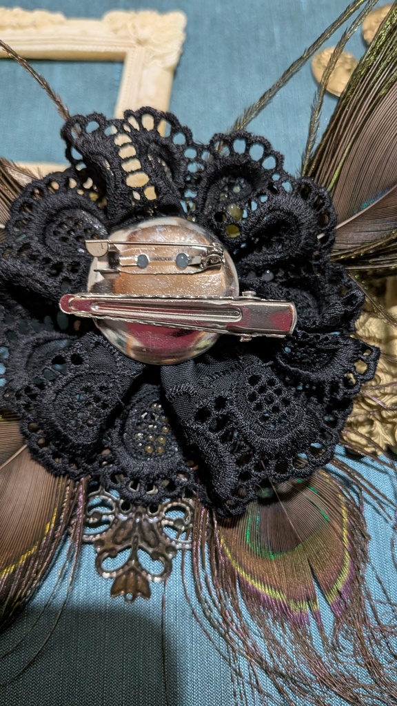 孔雀蝶コサージュ。