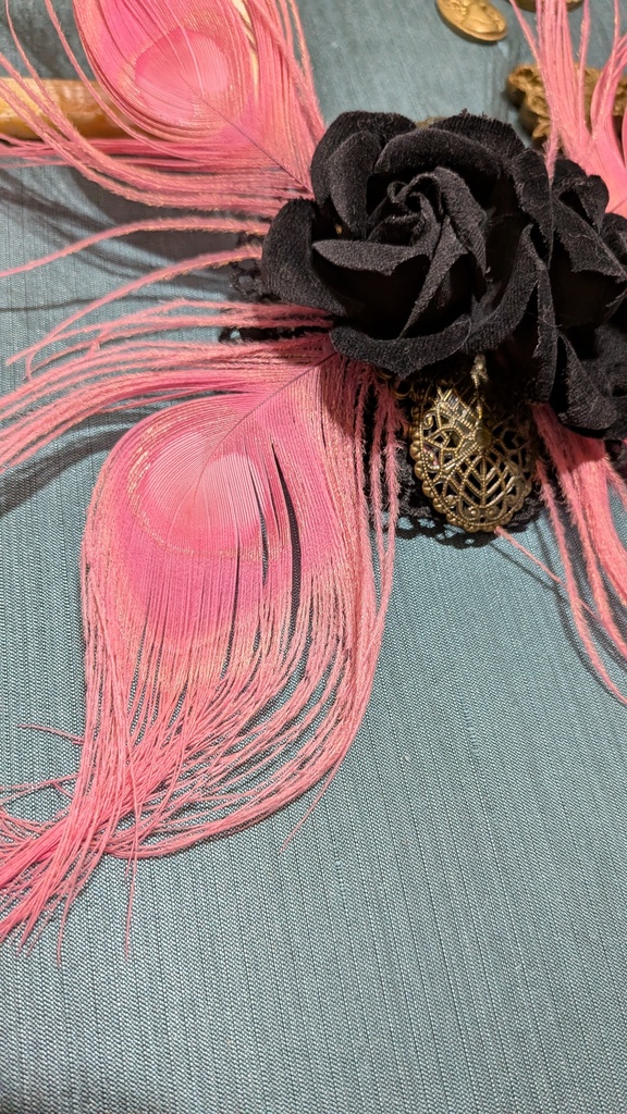 桃色孔雀コサージュ。