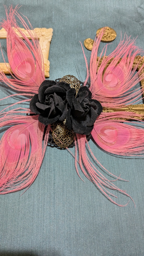 桃色孔雀コサージュ。