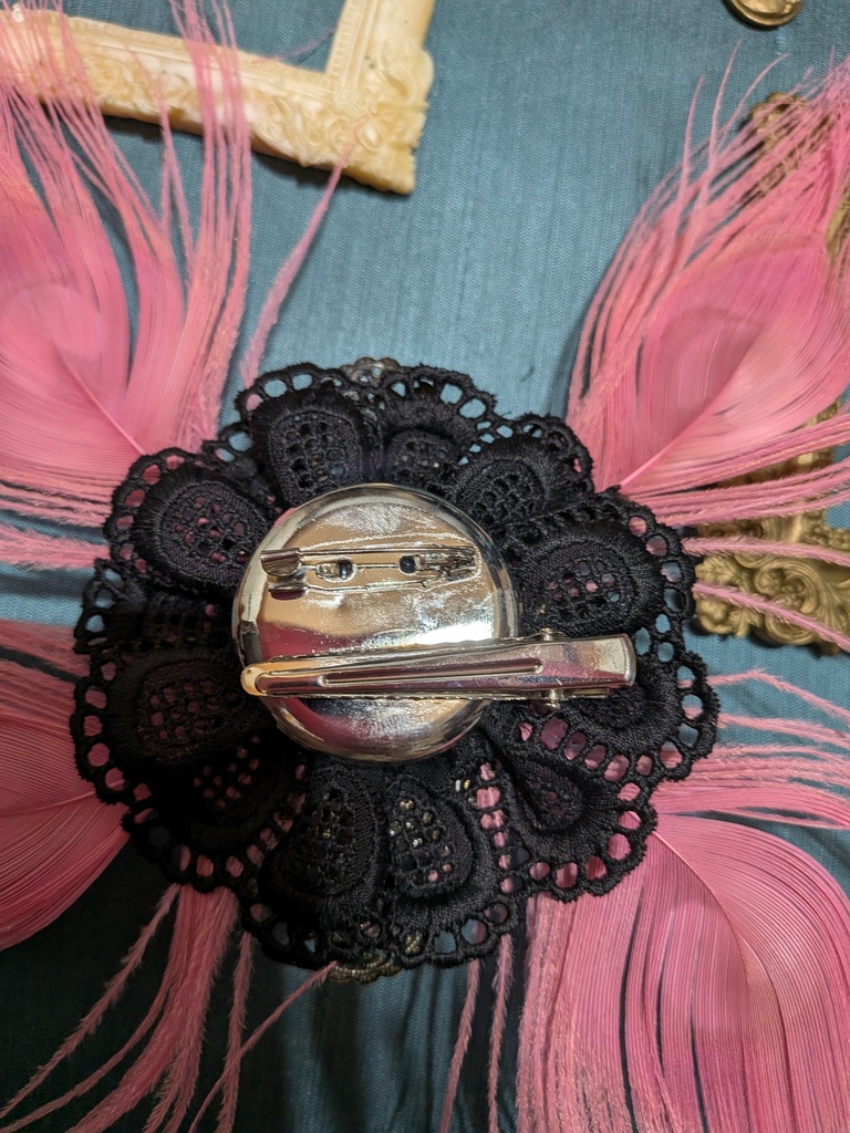 桃色孔雀コサージュ。