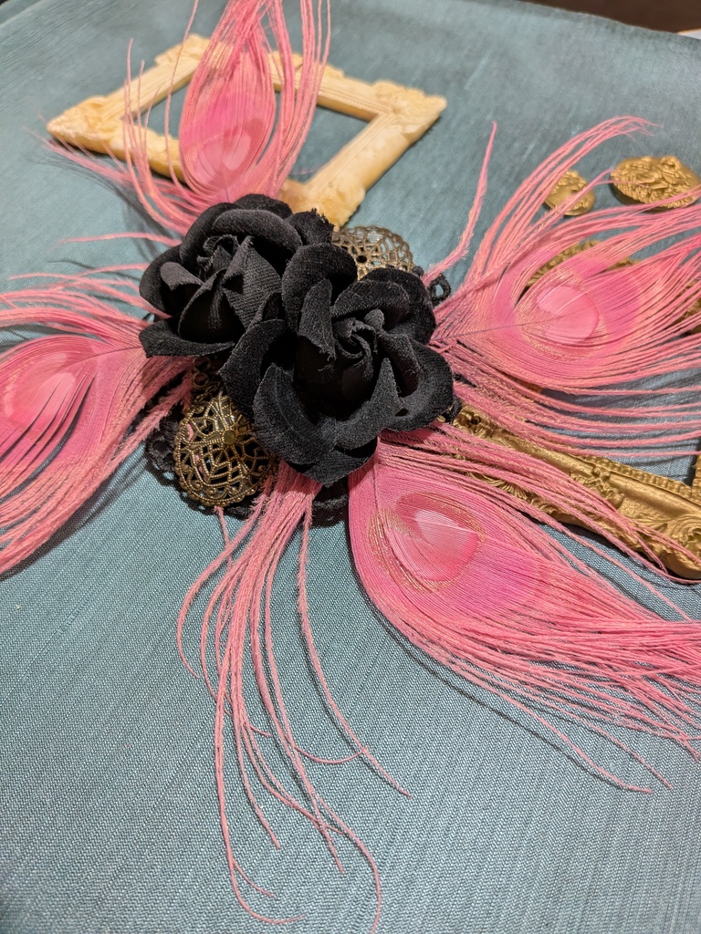 桃色孔雀コサージュ。