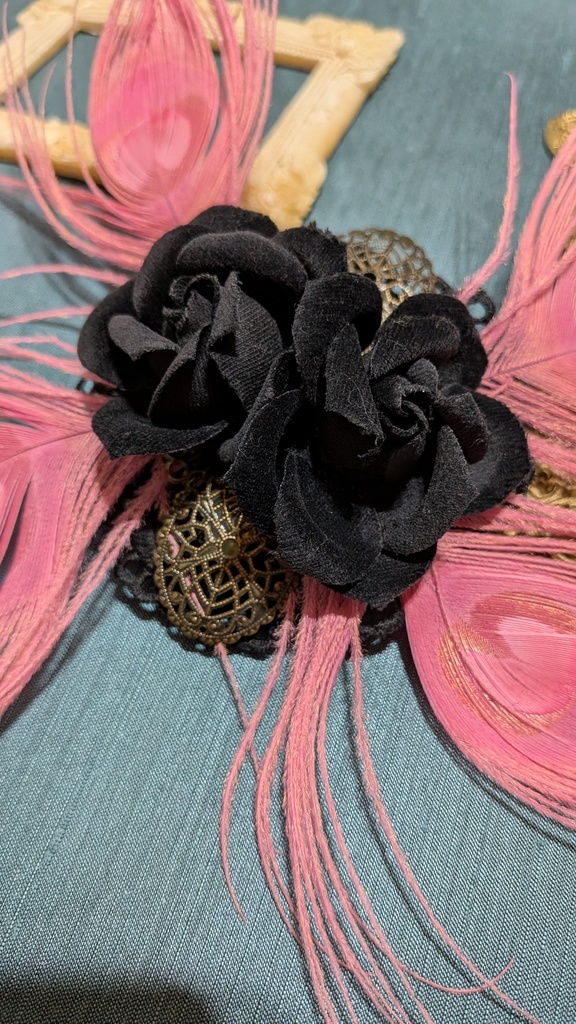 桃色孔雀コサージュ。