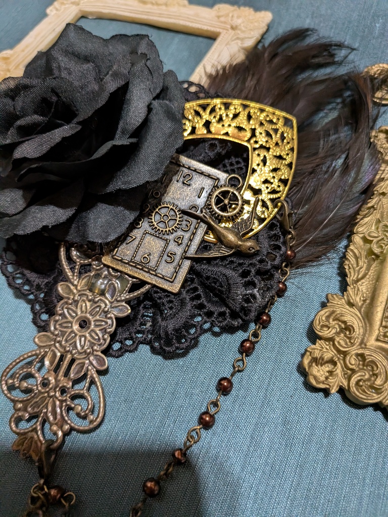 時を駆けるツバメコサージュ。