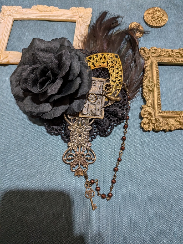 時を駆けるツバメコサージュ。