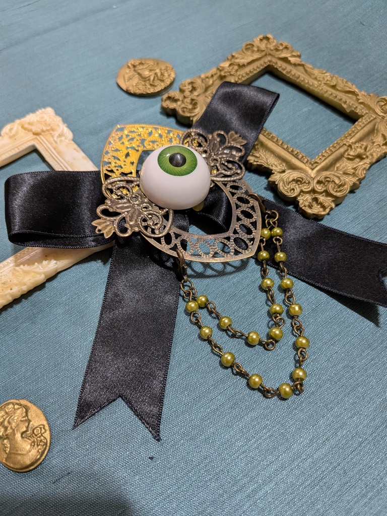 難あり。見つめるリボンブローチ。