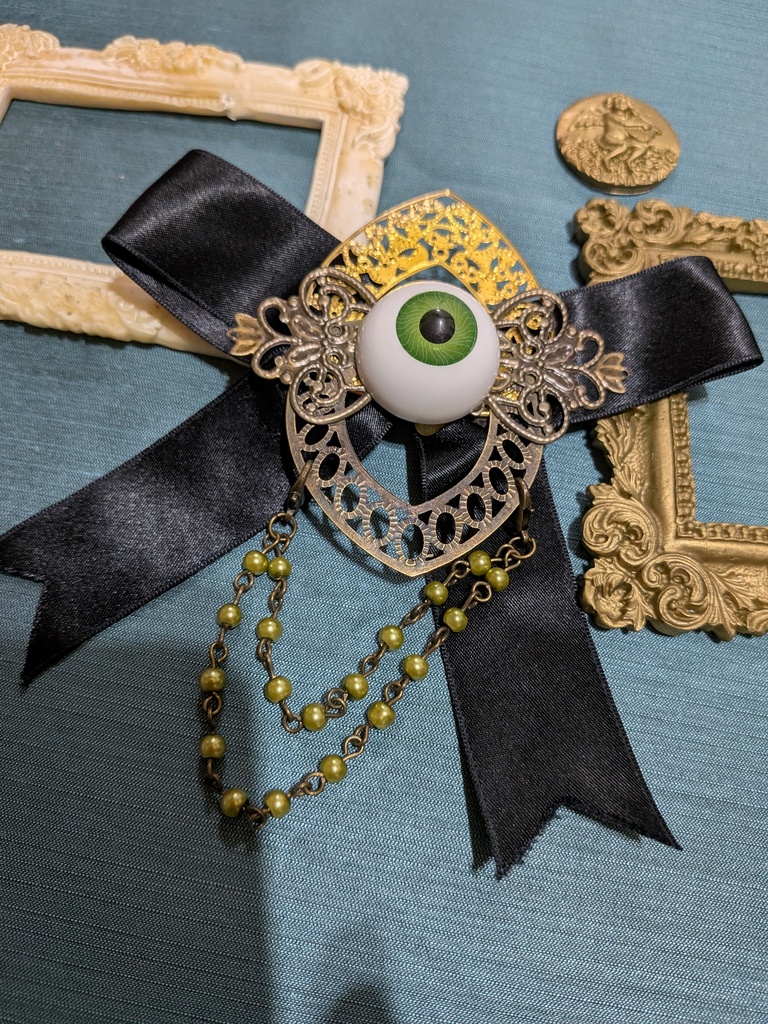 難あり。見つめるリボンブローチ。