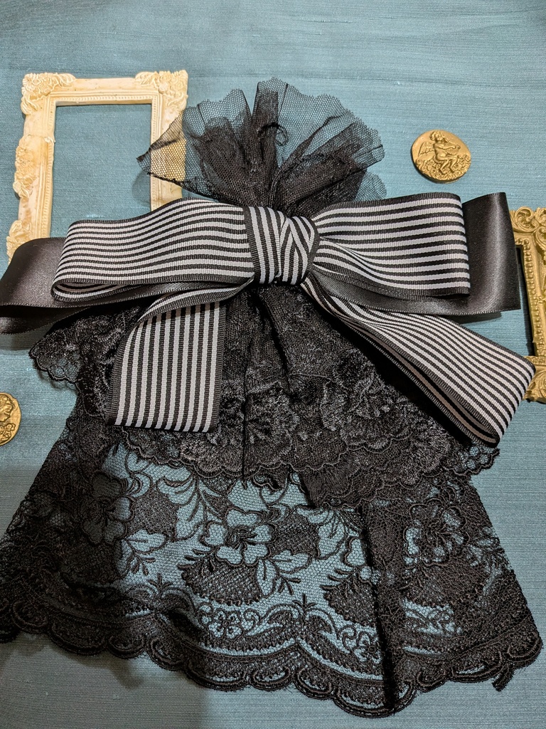 ブラックリボンジャボタイ風ブローチ。