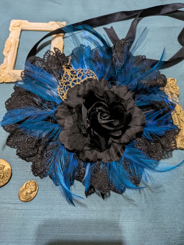 青い羽根と黒薔薇のヘッドドレス。