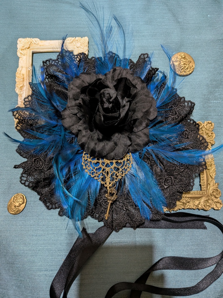 青い羽根と黒薔薇のヘッドドレス。