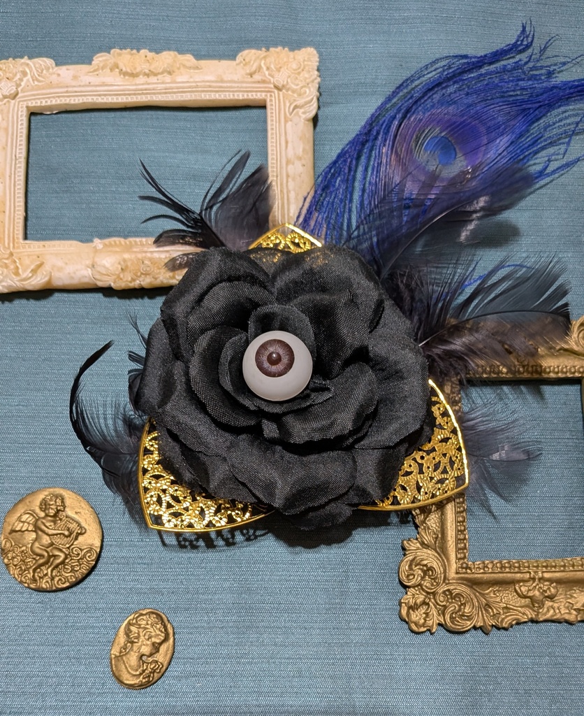 難あり。黒眼球薔薇と青い孔雀コサージュ。