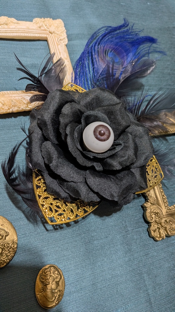 難あり。黒眼球薔薇と青い孔雀コサージュ。