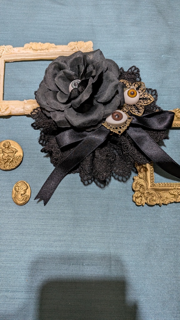 難あり。3つの瞳が見つめるコサージュ。