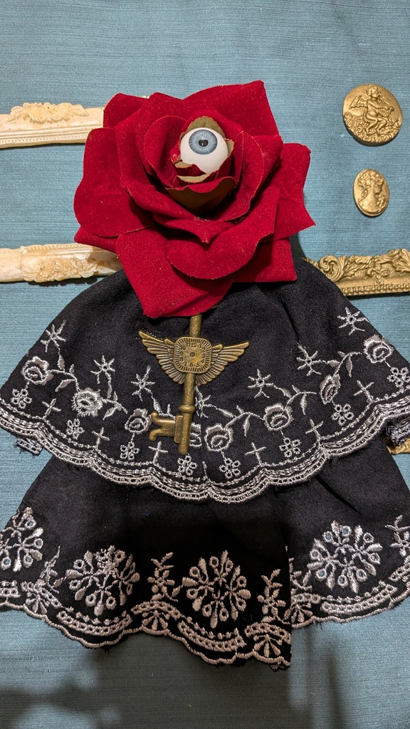 眼球薔薇のジャボタイ風コサージュ。