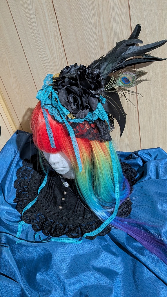 孔雀と黒羽のヘッドドレス。