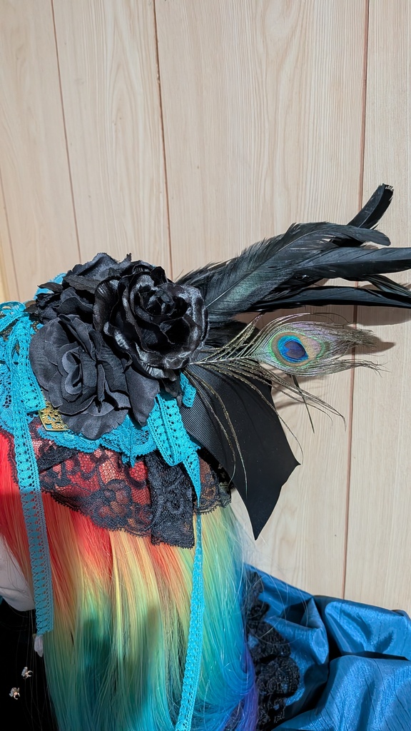 孔雀と黒羽のヘッドドレス。
