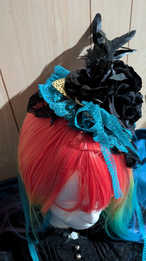 孔雀と黒羽のヘッドドレス。