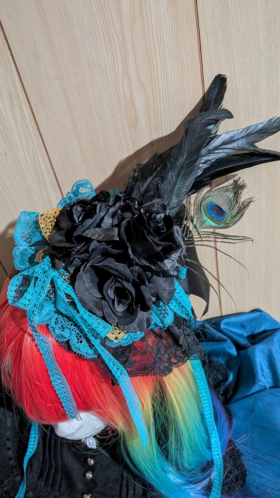 孔雀と黒羽のヘッドドレス。