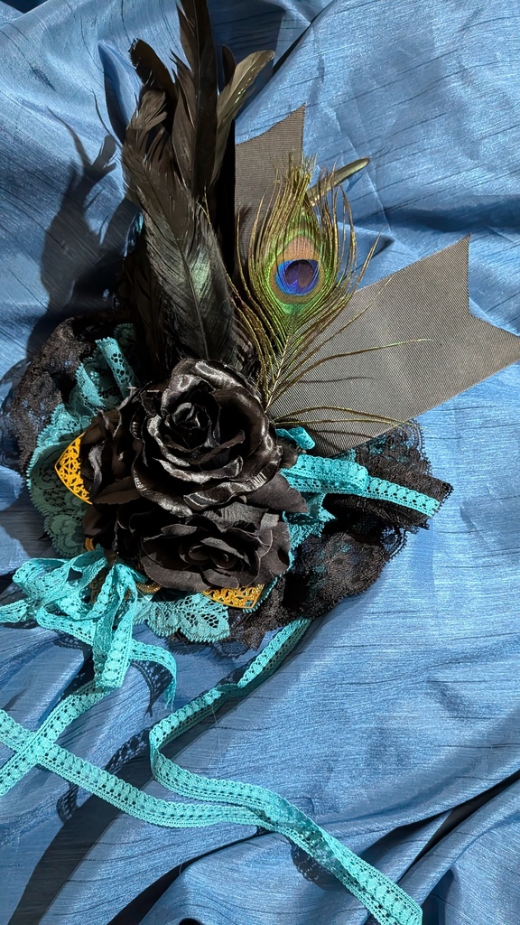 孔雀と黒羽のヘッドドレス。