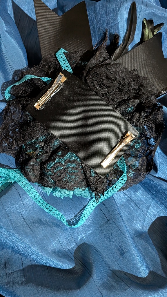 孔雀と黒羽のヘッドドレス。