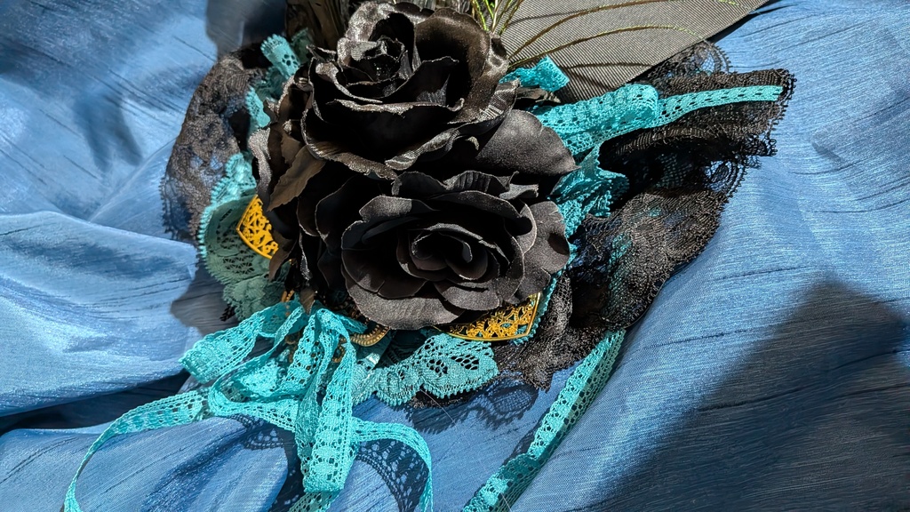 孔雀と黒羽のヘッドドレス。