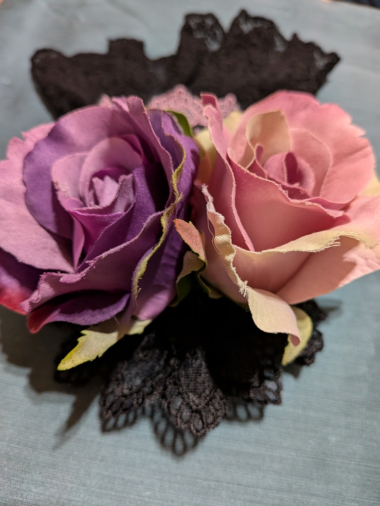 ふたつの薔薇のクラシカルジャボタイコサージュ。