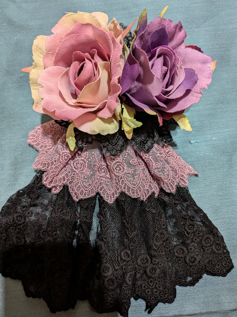 ふたつの薔薇のクラシカルジャボタイコサージュ。