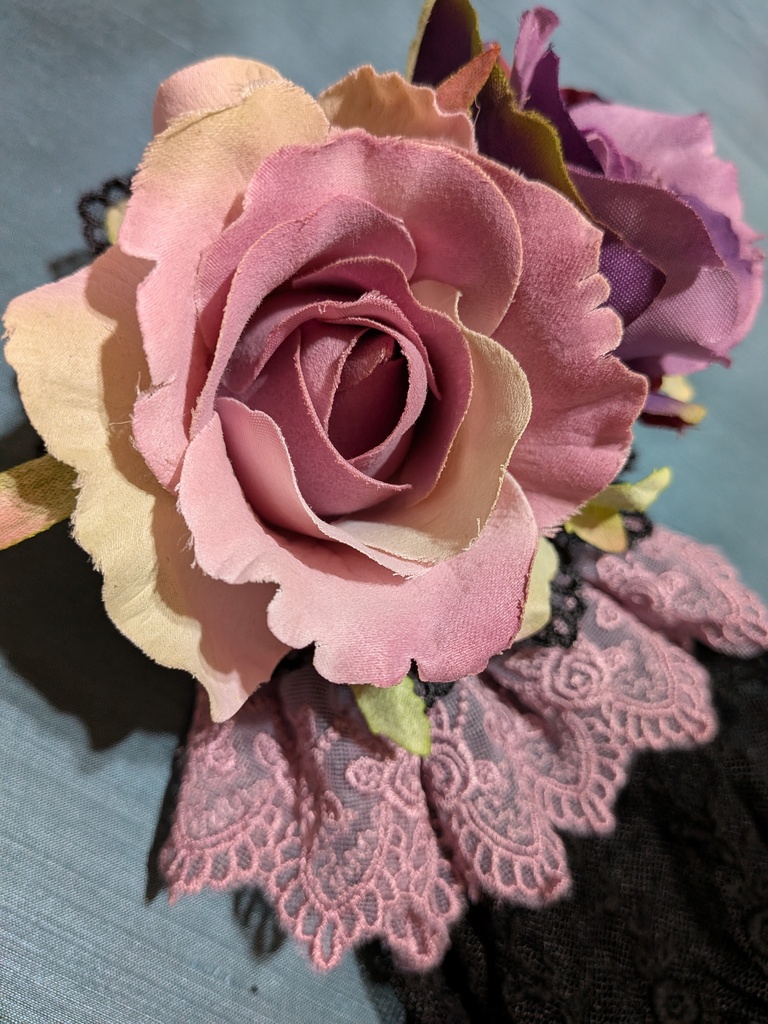 ふたつの薔薇のクラシカルジャボタイコサージュ。