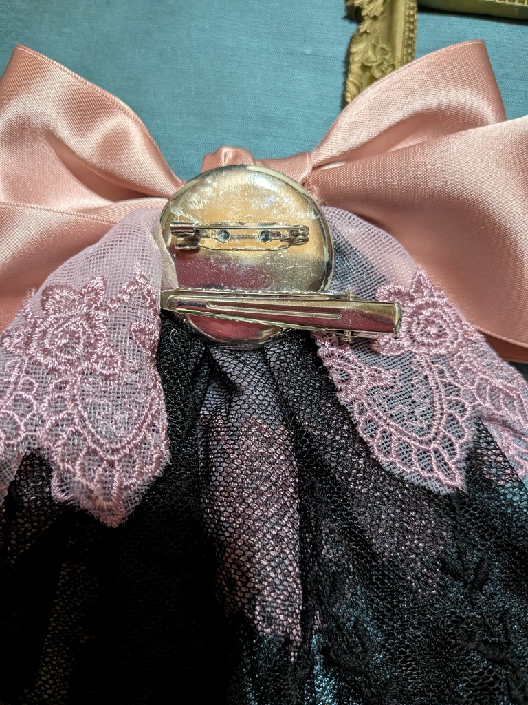 クラシカルピンクリボンのジャボタイブローチ。