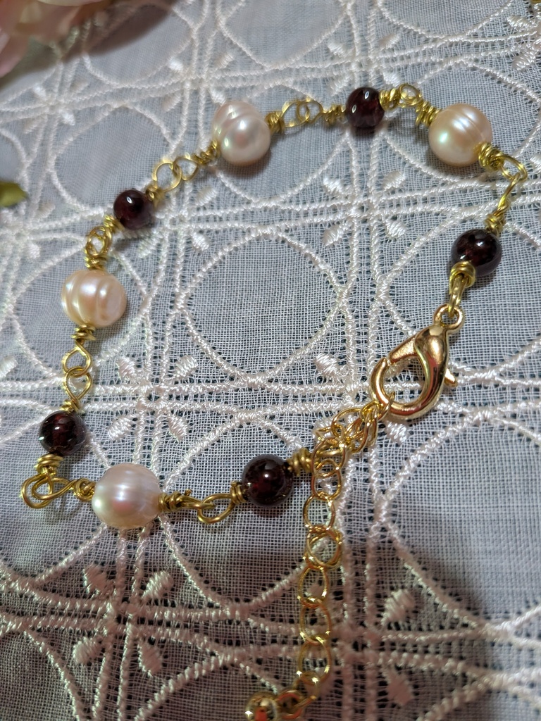 淡水パールとガーネットのブレスレット。