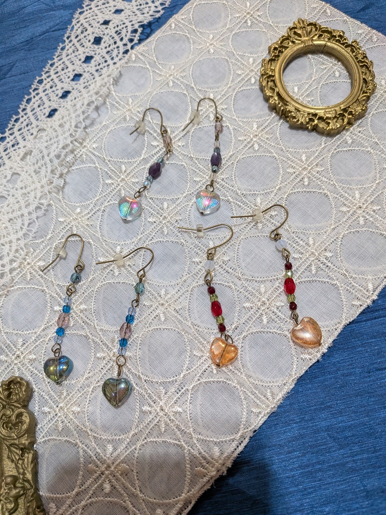 ガラスのハートピアス。