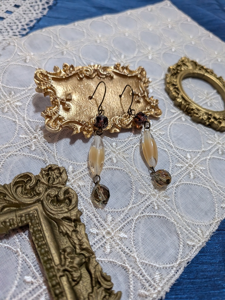 シックなチェコビーズピアス。