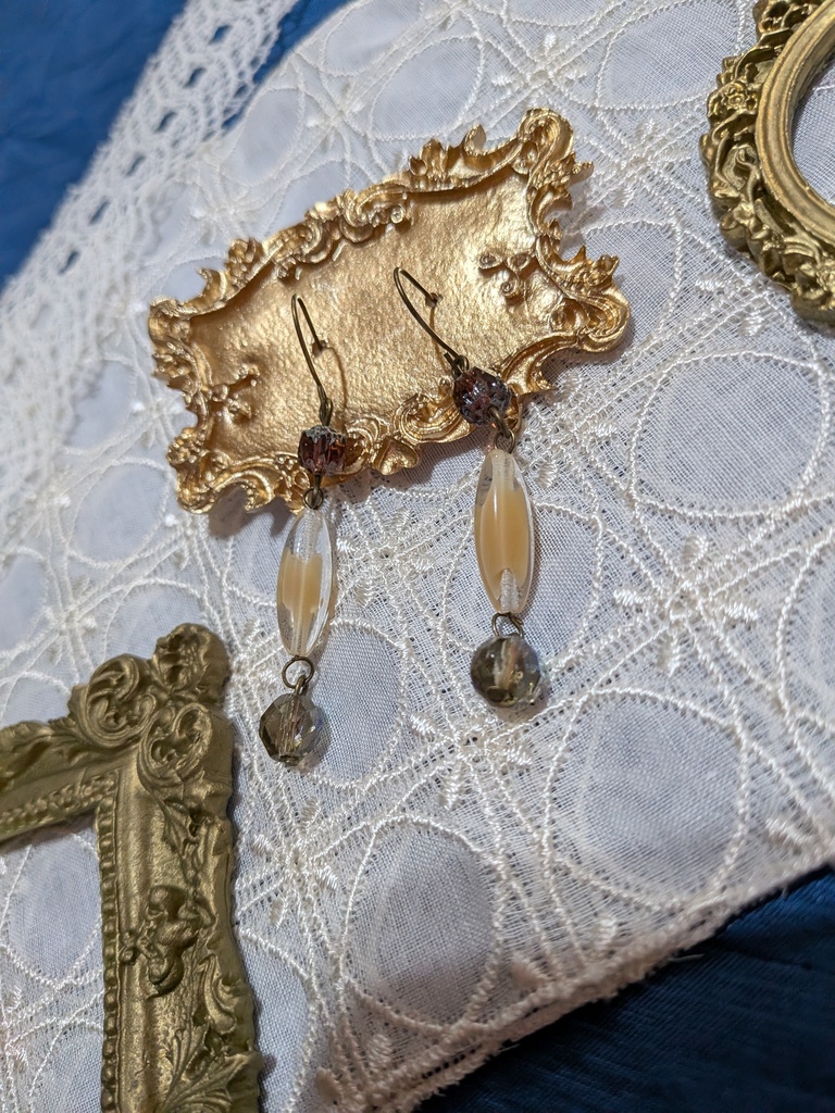 シックなチェコビーズピアス。