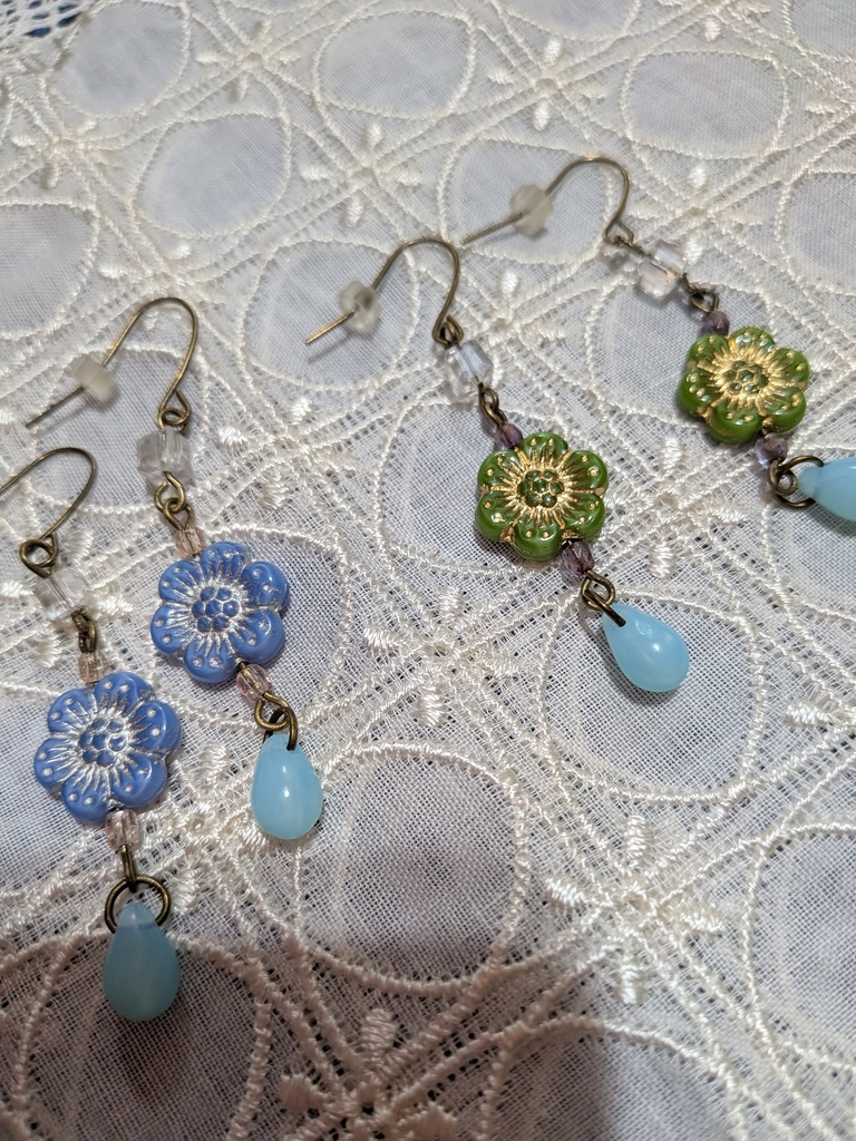 フラワーチェコビーズピアス。