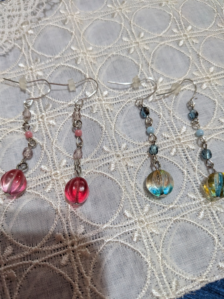チェコメロンビーズピアス。