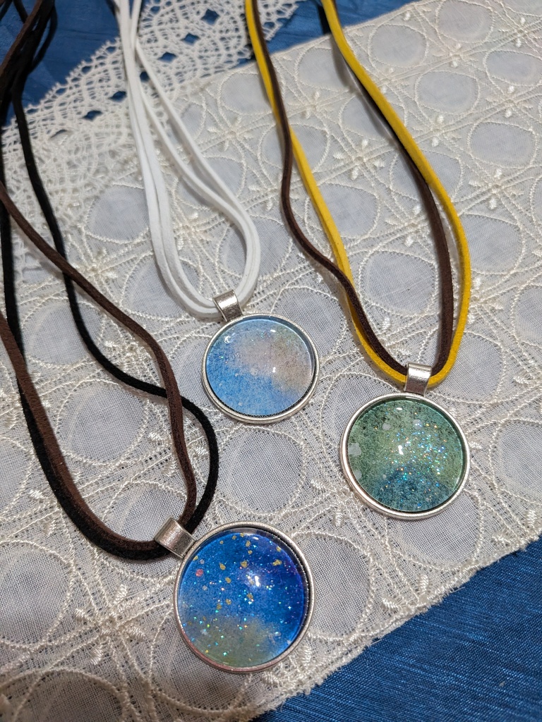 丸く切り取った宇宙ペンダント。