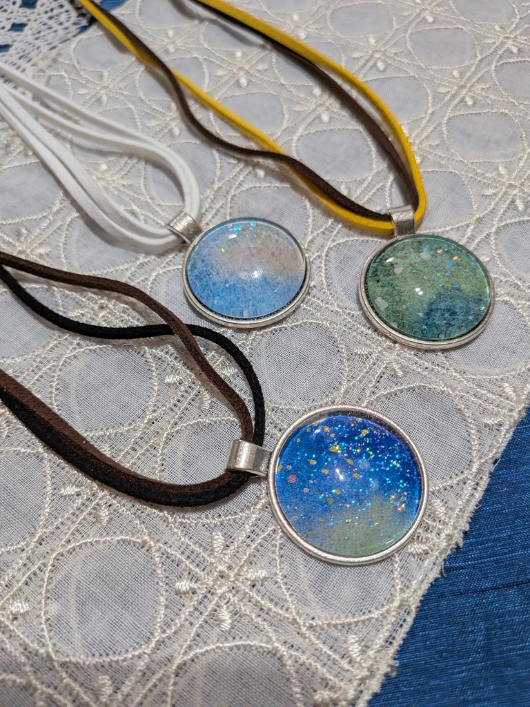 丸く切り取った宇宙ペンダント。