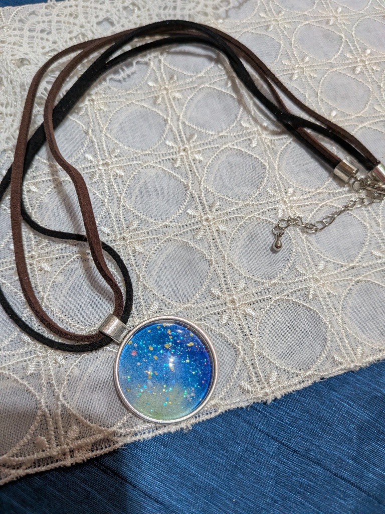 丸く切り取った宇宙ペンダント。