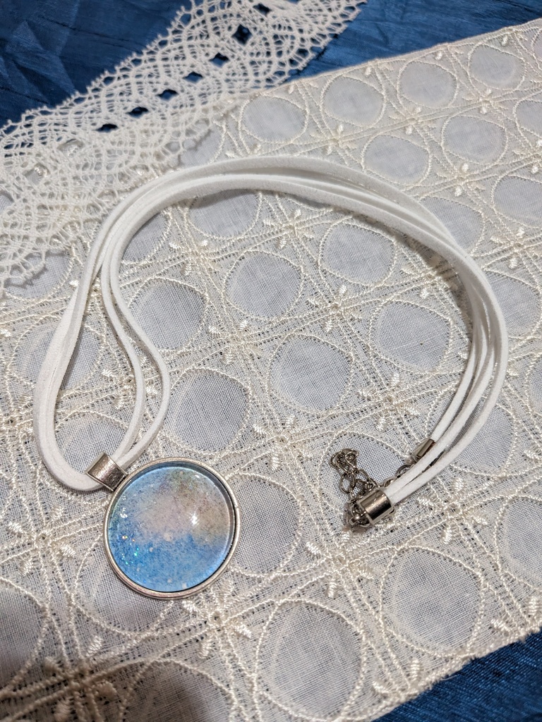 丸く切り取った宇宙ペンダント。