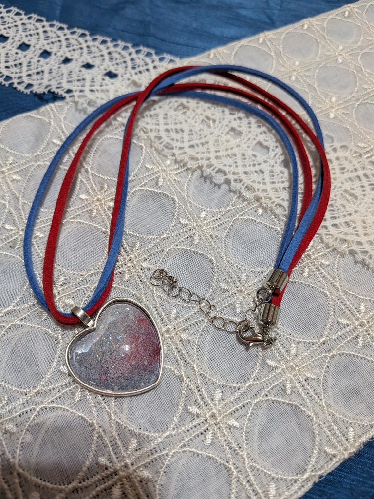 ハート型に切り取った宇宙のペンダント。