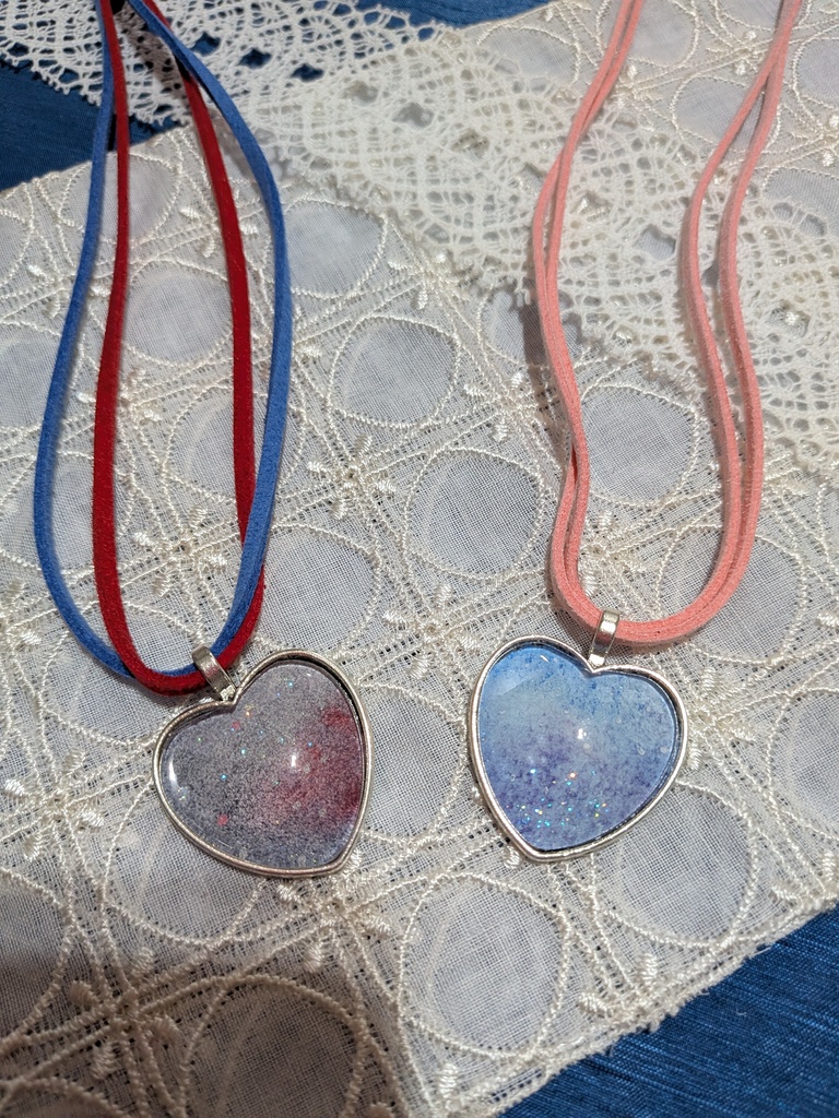 ハート型に切り取った宇宙のペンダント。