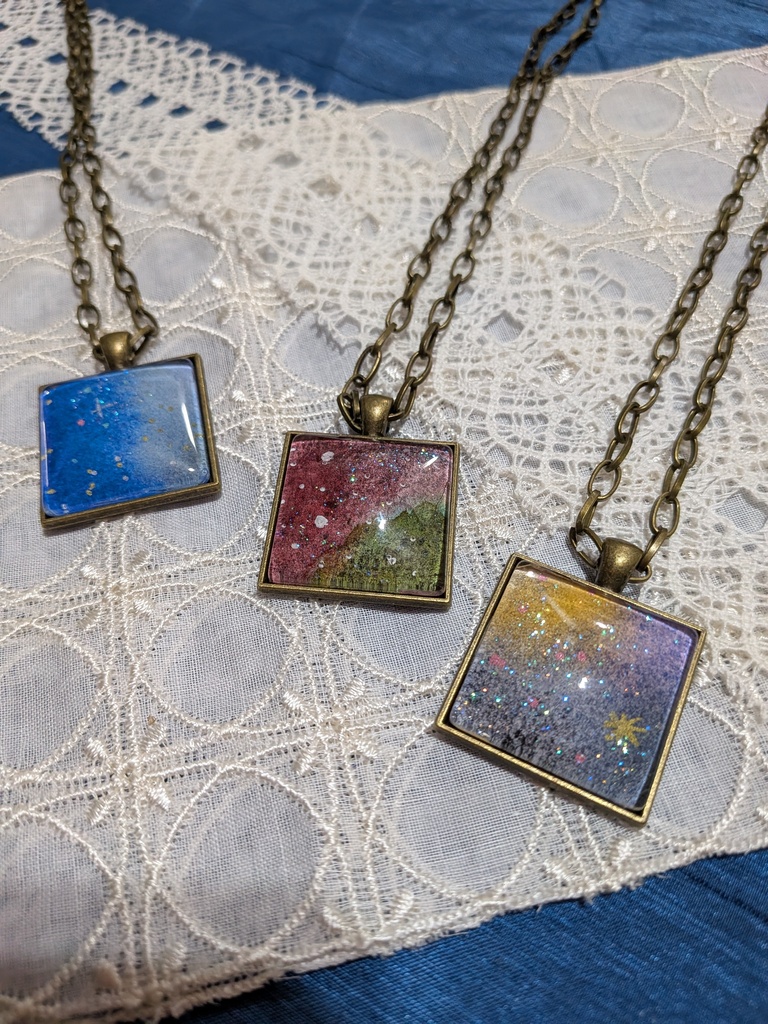 四角く切り取った宇宙ペンダント。チェーンバージョン。