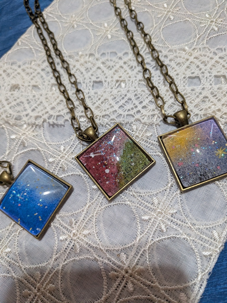 四角く切り取った宇宙ペンダント。チェーンバージョン。
