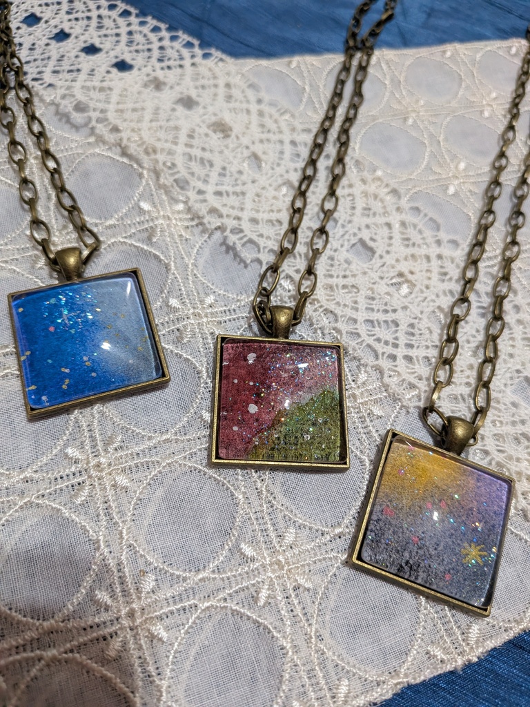 四角く切り取った宇宙ペンダント。チェーンバージョン。