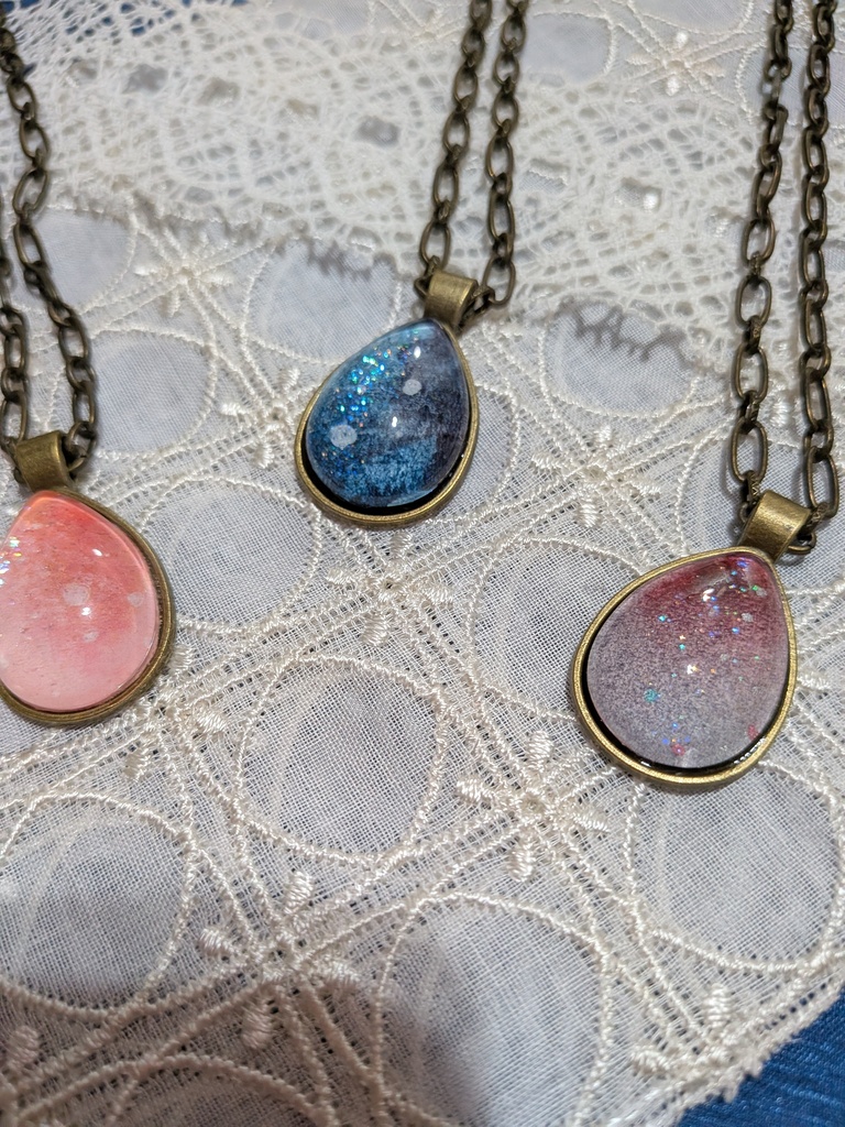 雫型に切り取った宇宙ペンダント。チェーンバージョン。