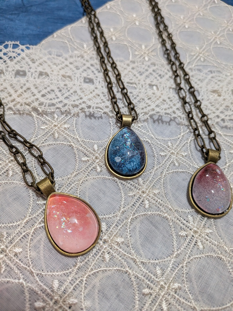 雫型に切り取った宇宙ペンダント。チェーンバージョン。