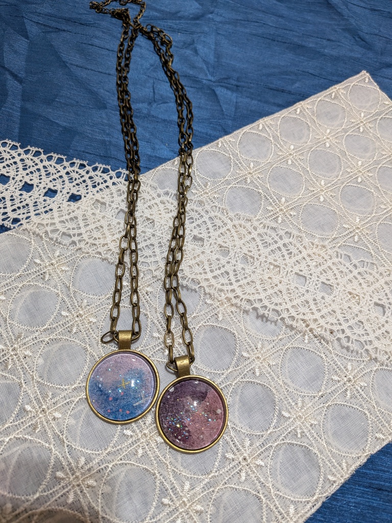 丸く切り取った宇宙ペンダント。チェーンバージョン。