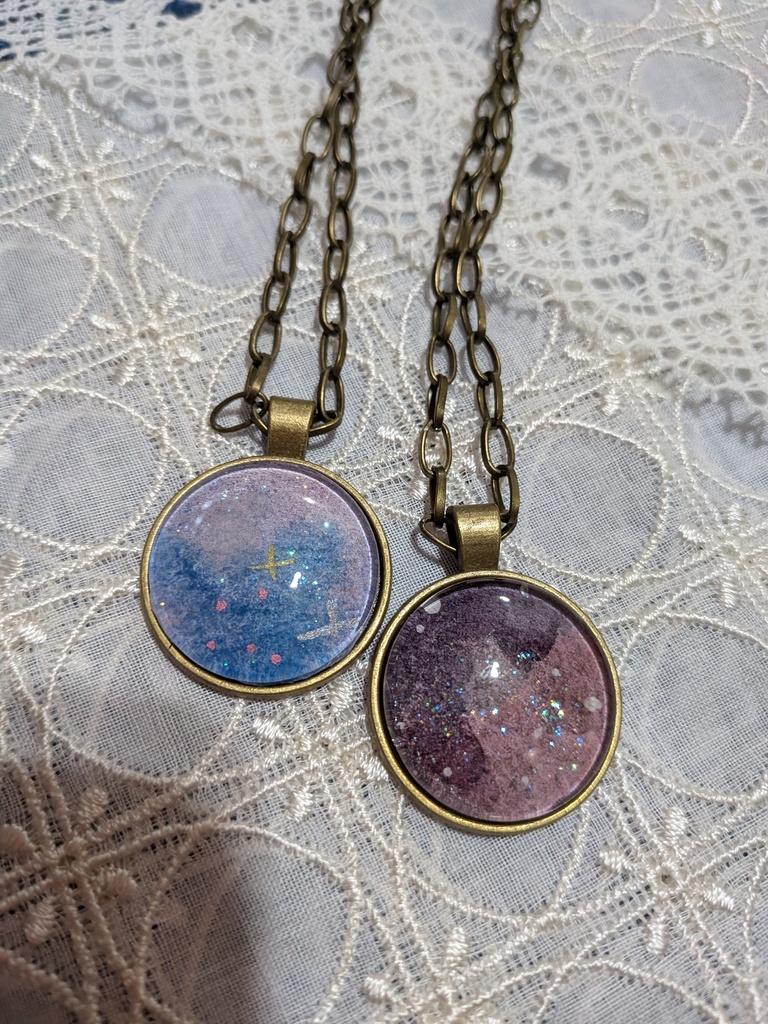 丸く切り取った宇宙ペンダント。チェーンバージョン。