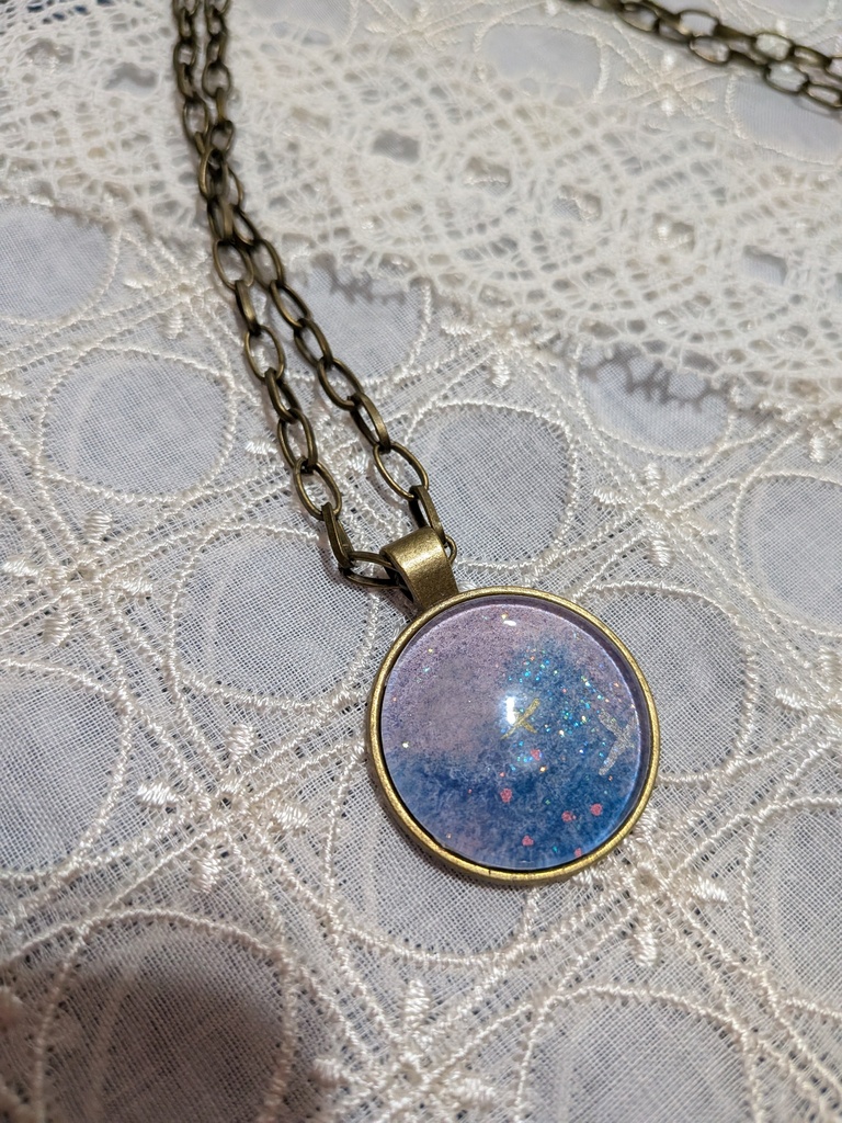 丸く切り取った宇宙ペンダント。チェーンバージョン。