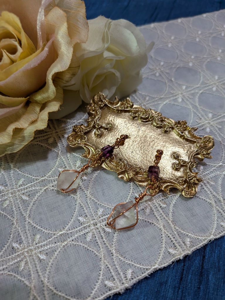 八面体とキューブパープルフローライトのピアス。